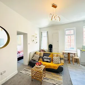 apt-2-bedroom-with-seaside-views.hotelsin-chester.com/