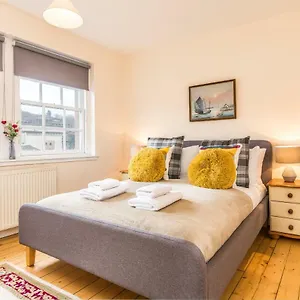 Apartment Sunny & Spacious Royal Mile Dating From 1677, Edinburgh